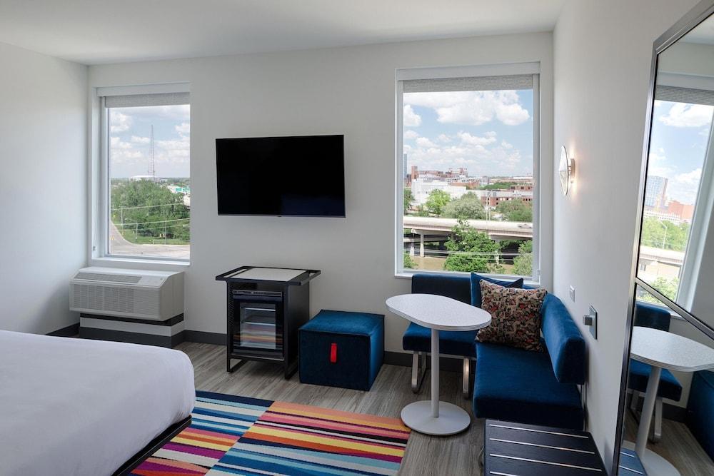 Aloft District Hotel