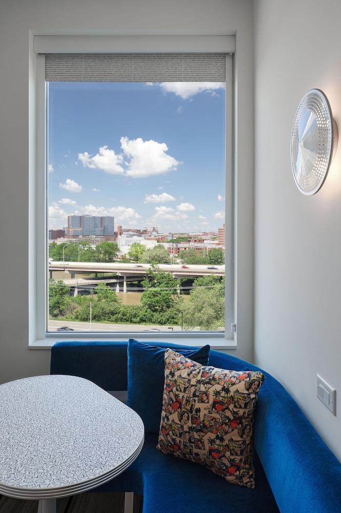 Aloft District Hotel 3*